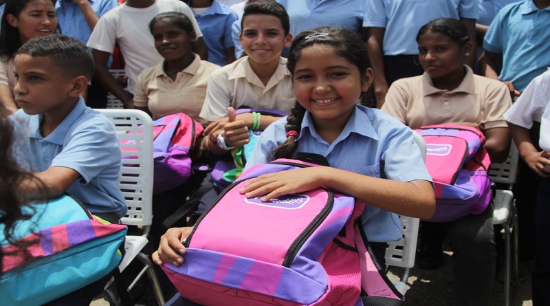 Entregan uniformes y útiles escolares a niños de los Valles del Tuy en Miranda