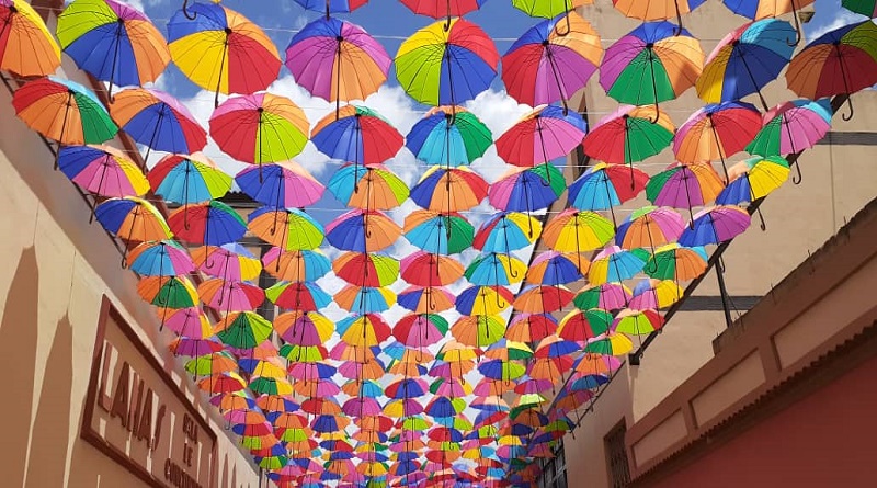 Relanzan paraguas flotantes para promover el turísmo en municipio Guaicaipuro en Miranda