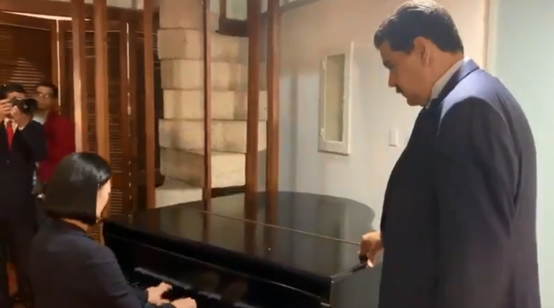 Periodista China interpretó tonada para el presidente Maduro (+Video)
