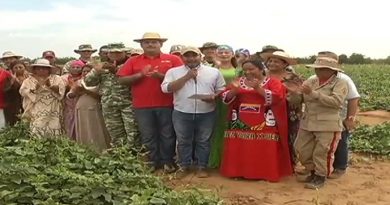 Entregan insumos y tierras a campesinos zulianos