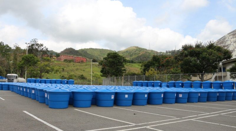 Entregan mil tanques de almacenamiento colectivo de agua para el sector salud y educativo de Caracas