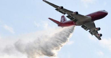 Supertanker descarga primeros 70.000 litros de agua para sofocar incendio en Parque Nacional Tunari