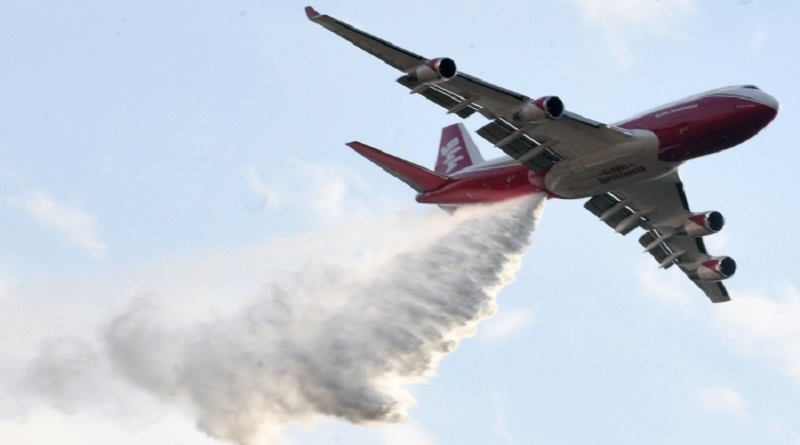 Supertanker descarga primeros 70.000 litros de agua para sofocar incendio en Parque Nacional Tunari