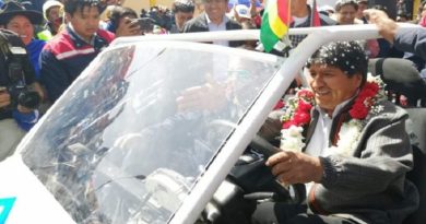 En Bolivia presentan primer vehículo eléctrico construido en La Palca