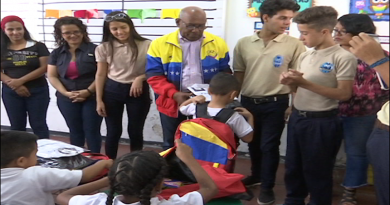 Más de 900 estudiantes del Complejo Educativo Fermín Toro reciben dotación de útiles y uniformes escolares