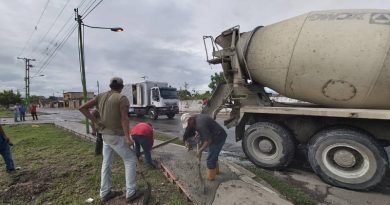 Construyen aceras y brocales en Los Guayos de Carabobo