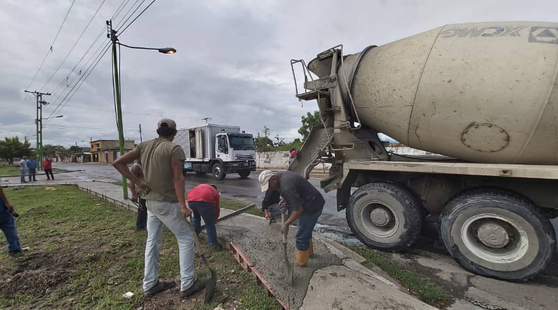 Construyen aceras y brocales en Los Guayos de Carabobo