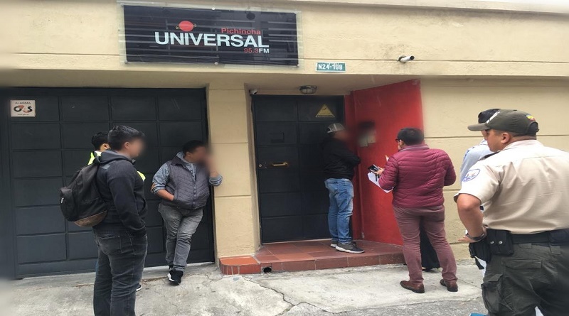 Fiscalía y Policía ecuatoriana allanan Radio Pichincha Universal e impiden que su señal salga al aire