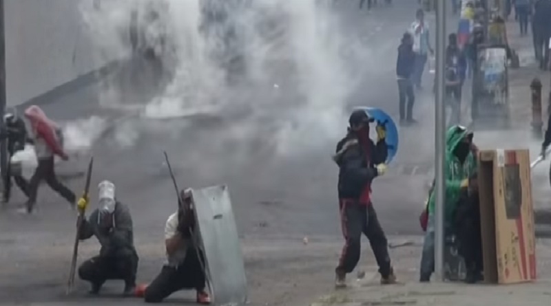Continúa represión de fuerzas policiales ecuatorianas contra manifestantes en Quito