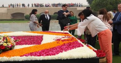 Vicepresidenta Ejecutiva realiza ofrenda floral a Mahatma Gandhi