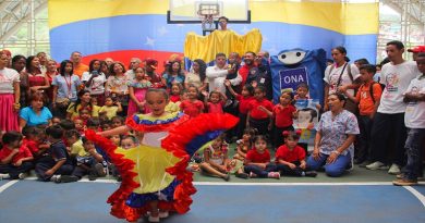 Entregan más de mil cuatrocientos kit deportivos en la Escuela Técnica Robinsoniana de Caracas
