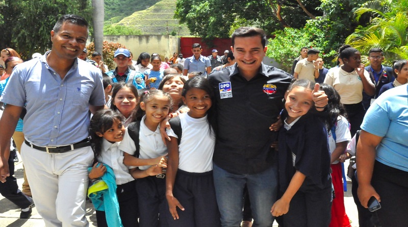 Estudiantes de la Unidad Educativa La Aplicación Fueron beneficiados con entrega de Kits escolares
