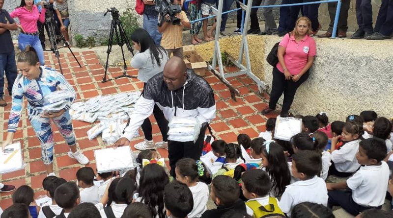 Movimiento por la Paz y la Vida donó 200 combos de útiles a estudiantes de Unidad Educativa Parroquia El Valle
