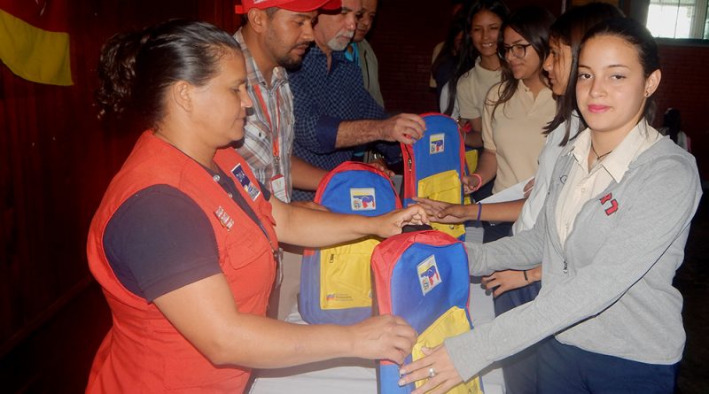 Más de 8.000 estudiantes beneficiados con morrales escolares en Los Teques