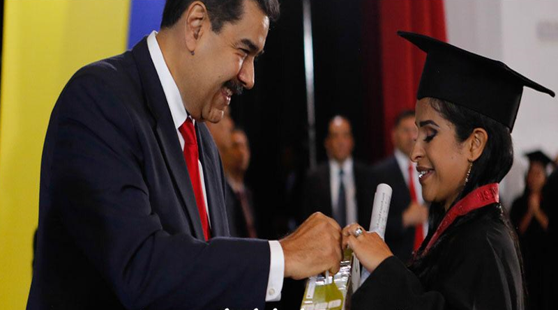 Jefe de Estado exalta compromiso de hombres y mujeres que forman el futuro del país en Día Mundial de los Docentes