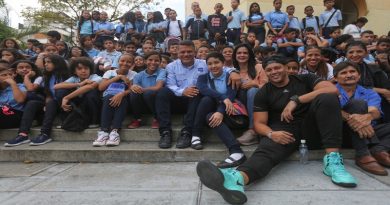 Saime entrega kits escolares a más de novecientos estudiantes en el Liceo Bolivariano Fermín Toro Caracas