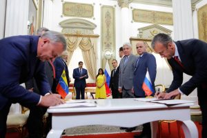Venezuela y Rusia firman acuerdos de cooperación y negocios