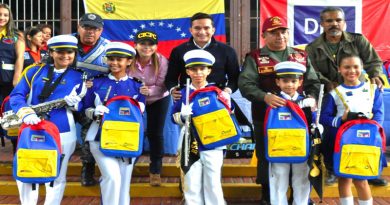 Más de 50 bolsos y útiles escolares entregados a Banda Marchante “María Antonia Bolívar”