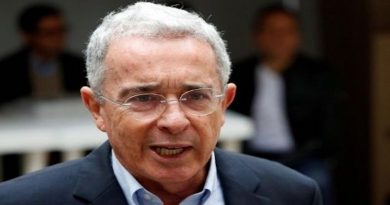 Expresidente colombiano Álvaro Uribe recibe denuncia por difamación