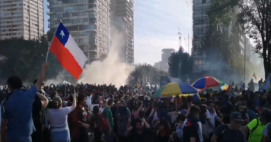 Carabineros intensifican represión contra manifestantes en Plaza Italia de Santiago