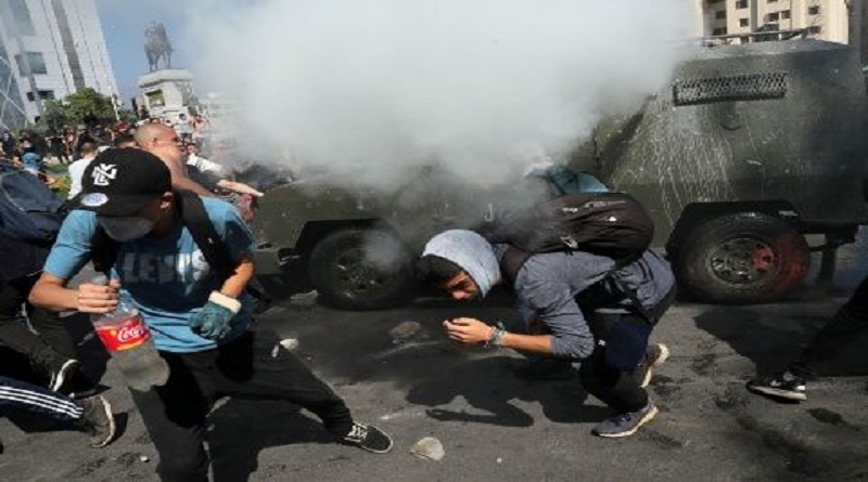 Reportan fuerte represión de Carabineros a movilización en Santiago de Chile