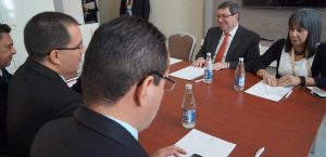 Canciller Jorge Arreaza con su homólogo de la República de Cuba, Bruno Rodríguez, en el contexto de la Reunión Ministerial del MNOAL en Bakú, Azerbaiyán