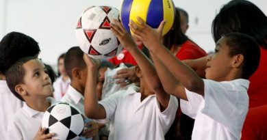 Entregan material deportivo a cuatro unidades educativas de Caracas