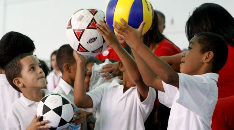Entregan material deportivo a cuatro unidades educativas de Caracas