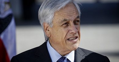 Piñera pide la renuncia de sus ministros y anuncia que levantará estado de emergencia "si las circunstancias lo permiten"