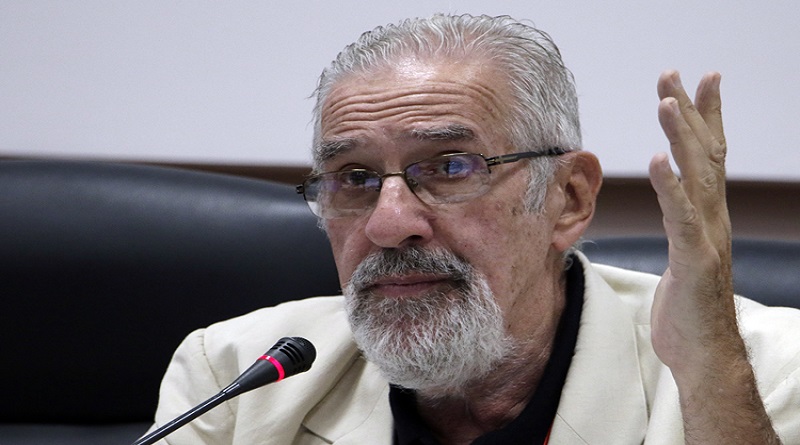 Atilio Borón: En medio de guerra económica imperial Venezuela exhibe libros al alcance del público
