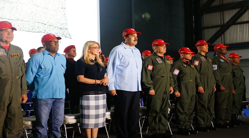 Jefe de Estado condecora a estandartes de la Aviación Militar Bolivariana