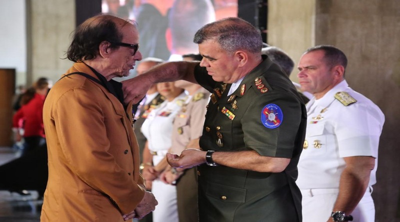 Vladimir Padrino condecoró grupo de artistas militares en celebración del día del músico