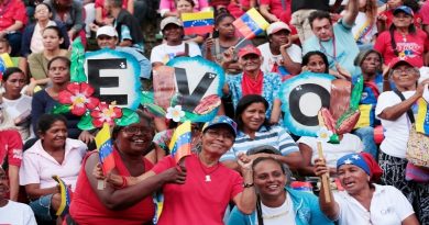 Con entusiasmo Marea Roja toma las calles de Caracas en contra del fascismo
