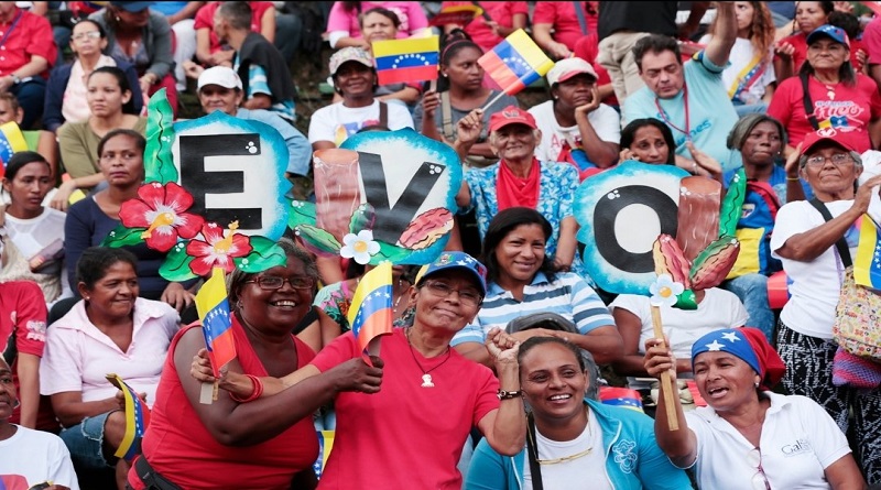 Con entusiasmo Marea Roja toma las calles de Caracas en contra del fascismo