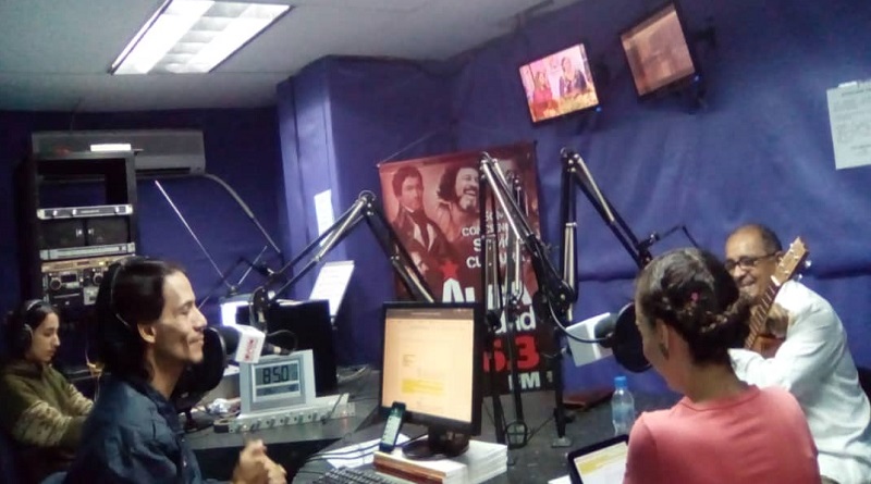 Maestro Juan Pérez, director de la agrupación musical, Tradiciones de Venezuela en el programa Cultura en Movimiento, de Alba Ciudad 96.3FM (Foto MPPC)