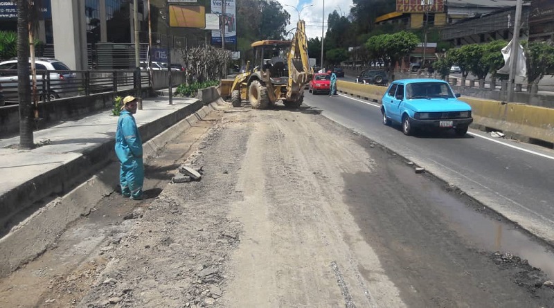 Colocan 10 toneladas de asfalto a la altura del distribuidor Carrizal