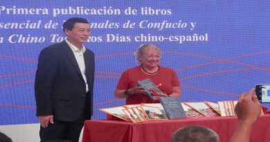 China presentó libros para facilitar aprendizaje del idioma chino-mandarín