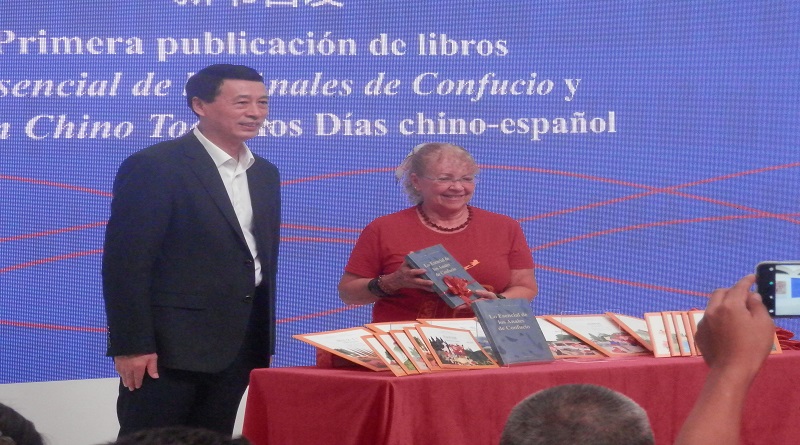 China presentó libros para facilitar aprendizaje del idioma chino-mandarín