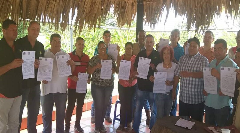 Entregan títulos de adjudicación de tierras a productores del estado Falcón