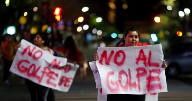 Pueblo boliviano en las calles contra el golpe de Estado resiste represión policial en varias ciudades