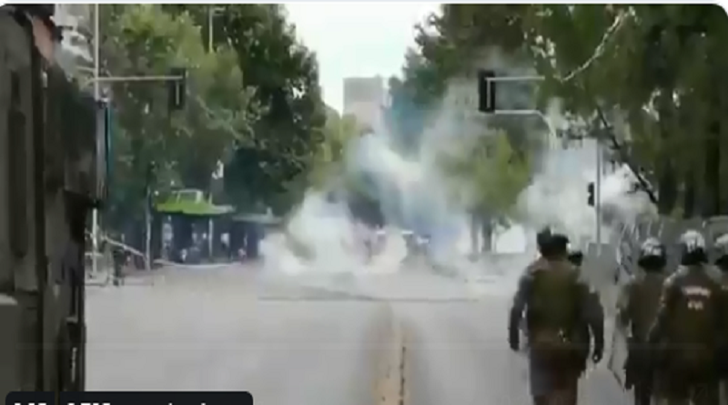 Carabineros arremeten contra marcha pacífica frente al Palacio de La Moneda