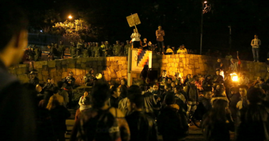 Colombianos desafían Toque de Queda y militarización en Bogotá protestando ante residencia privada de Iván Duque