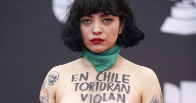 Mon Laferte descubre su pecho y muestra un mensaje en gala de los Grammy Latinos. Las Vegas (EE.UU.), 15 de noviembre de 2019 (Danny Moloshok / Reuters)