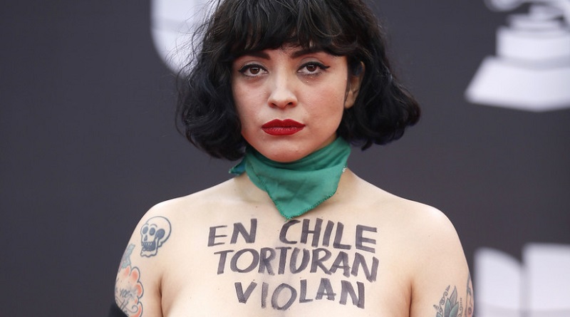 Mon Laferte descubre su pecho y muestra un mensaje en gala de los Grammy Latinos. Las Vegas (EE.UU.), 15 de noviembre de 2019 (Danny Moloshok / Reuters)