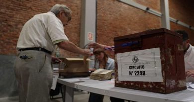 Uruguayos acuden a las urnas electorales para elegir al nuevo presidente