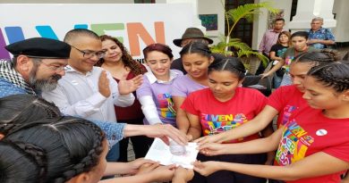 Feria Internacional del Libro  de Venezuela 2019 bautiza el libro “Vuelan las Rosas"