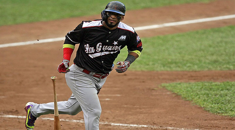 Tiburones de la Guaira  celebran victoria 8-1 ante Leones del Caracas