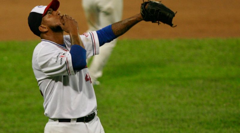 “Cafecito” Martínez le dio la victoria a última hora a Tiburones frente a Caribes