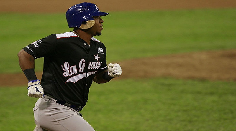 Greifer Andrade,no se acobardó ante el veterano Guillermo Moscoso, para tumbarlos con su madero y, otorgarle la victoria a los Tiburones de La Guaira.