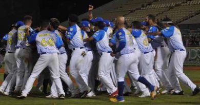 Magallanes vapuleó 5-1 a las Águilas y se mete en puesto de postemporada